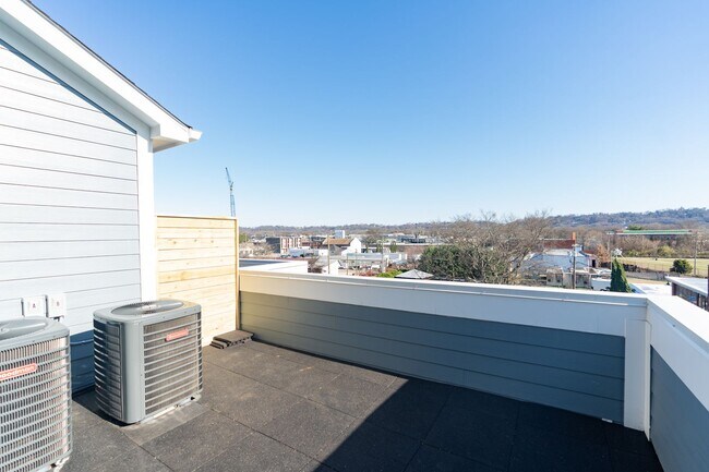 Building Photo - Modern 4 Bedroom Townhome in Southside Chattanooga