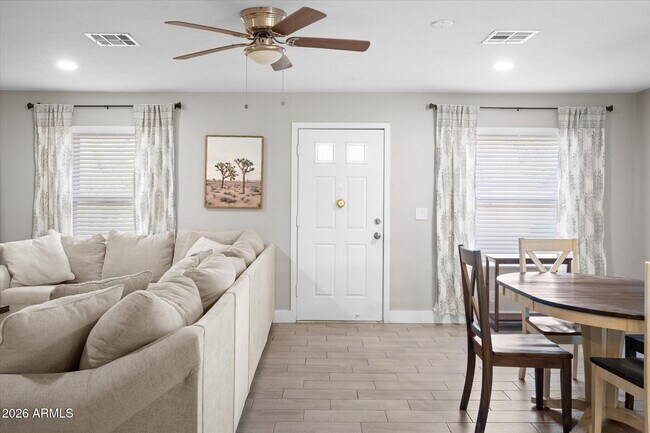 Building Photo - 1211 W Palomino Dr