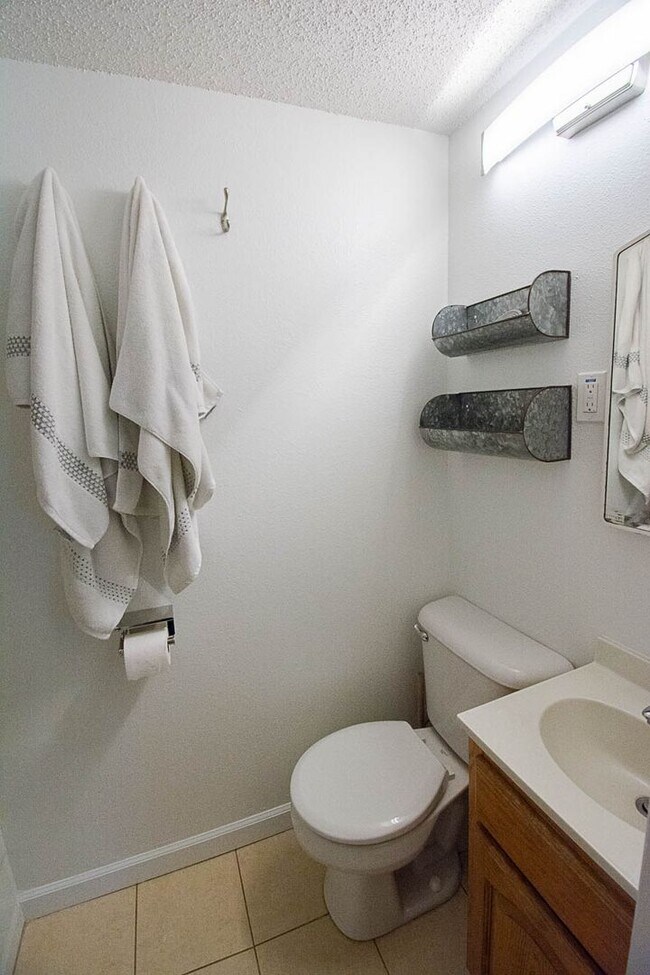 Building Photo - Cozy 2 Bedroom SE Rochester Home with Incredible Yard!