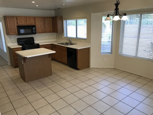 Building Photo - Gilbert Home - 5 Bed + Den & 2.75 Bath with Beautiful Pebble Teck Pool