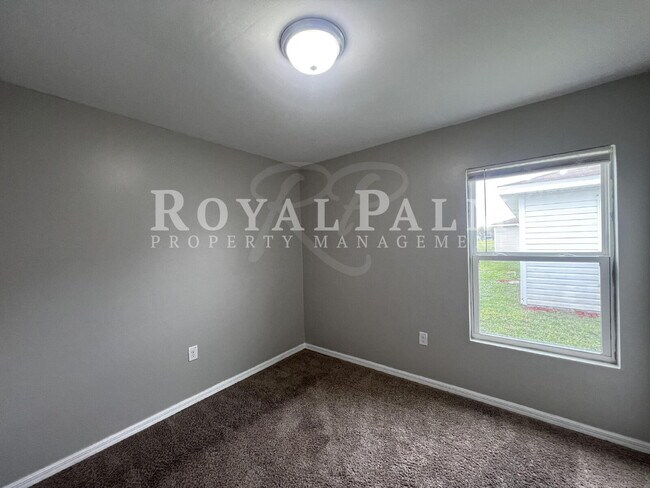 Building Photo - Dashing Through Lehigh — Secure This 4BR/2BA Duplex Deal-of-the-Year By 12/15 and Save $500