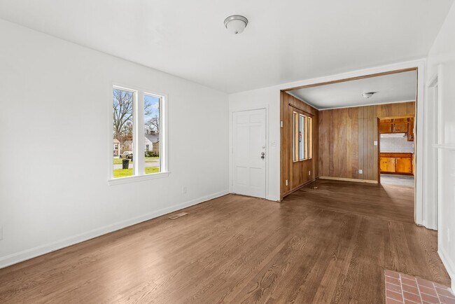 Building Photo - Charming & Newly Renovated 3 Bedroom 2 Bat...