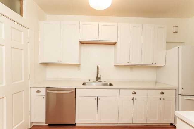 Building Photo - 1920 North Berkeley 2 Bedroom Bungalow Available!