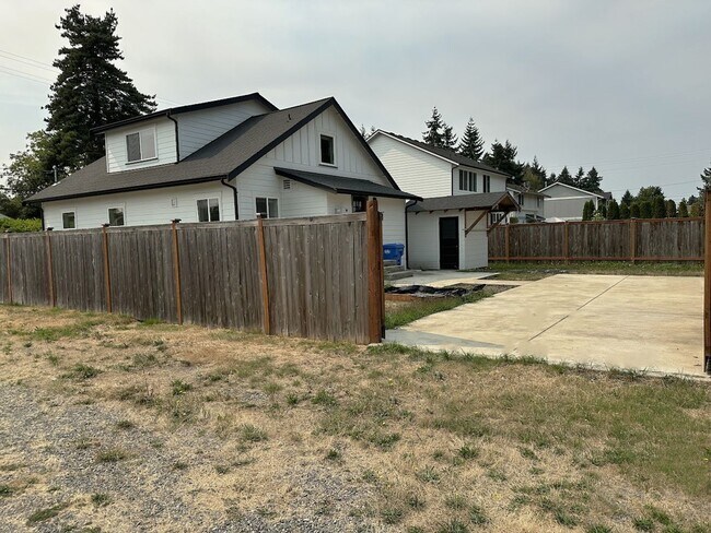 Building Photo - Modern & Stylish 4 Bed, 2.5 Bath Remodel!