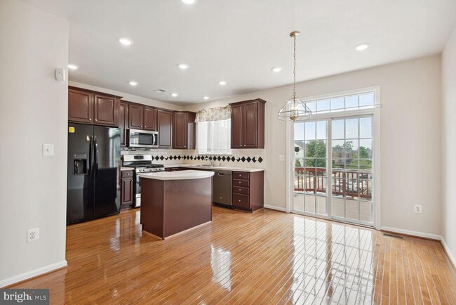 Building Photo - 24707 Kings Canyon Square