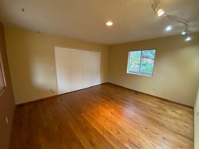 Building Photo - 835 17 Mile Dr