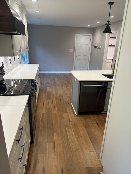 Building Photo - 15731Pypers Pointe Dr