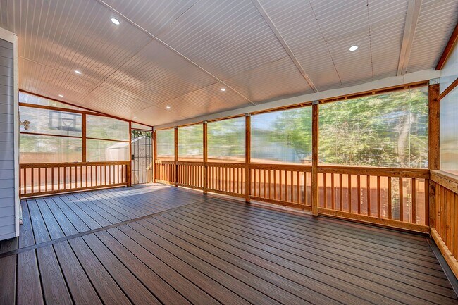 Building Photo - Mountlake Terrace Two Story Home