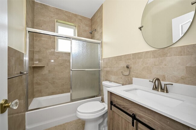 Building Photo - 14949 Hawtree St