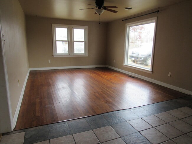 Building Photo - 636 W Washington St