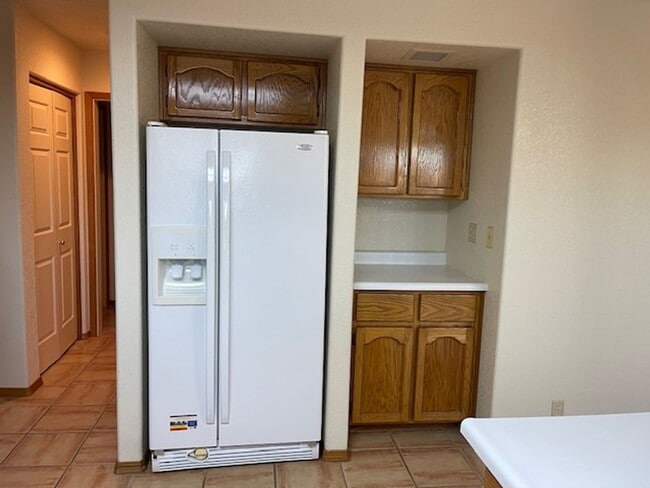 Building Photo - Occupied until Dec 1st Do Not Disturb Tenants!! Wonderful Home 3 bed 2 bath with a Great Yard & V...