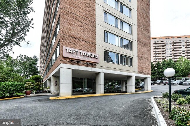 Building Photo - 1210 N Taft St