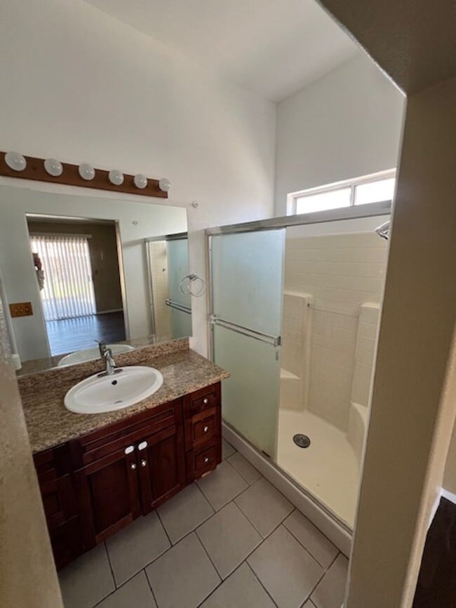 Building Photo - Beautiful spacious home