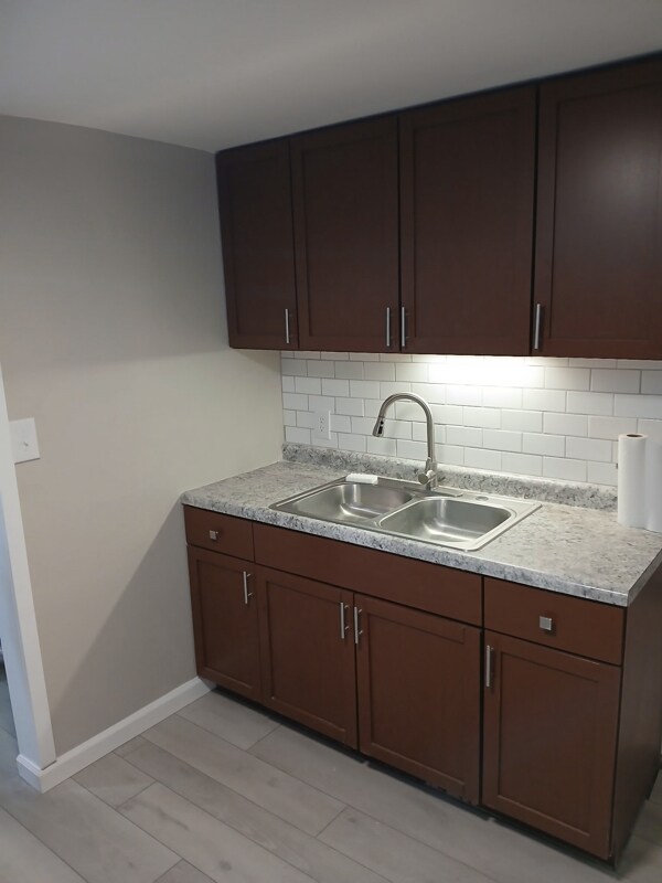 Building Photo - 2301 N Rosewood Ave