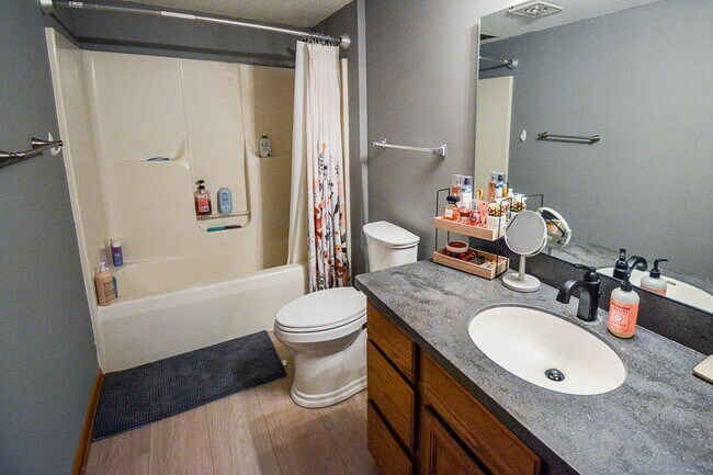 Building Photo - Bright 4BR on Corner Lot in SW Rochester