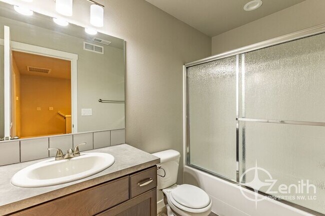 Building Photo - 7415 NE 136th Ave