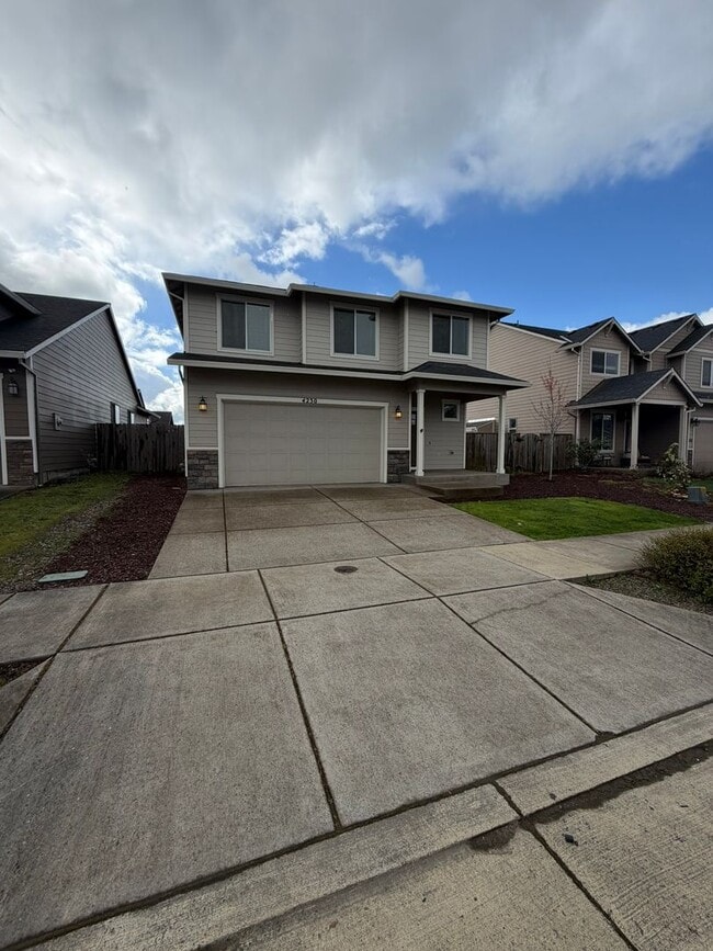 Building Photo - Must See 4 Bedroom!