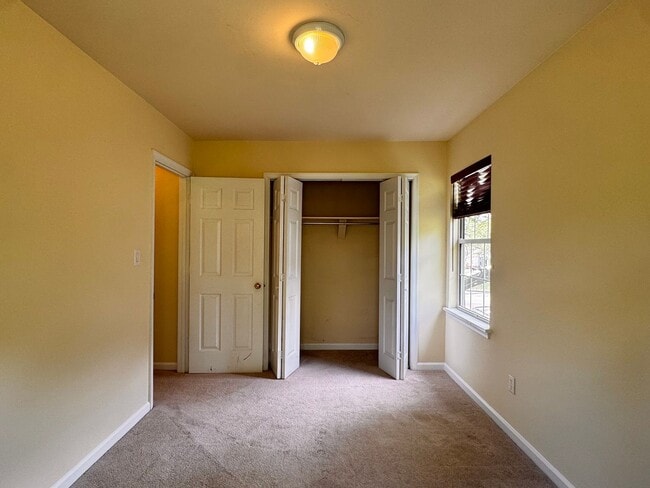 Building Photo - Briarwood Townhome close to NGIC and Hollymead Town Center!