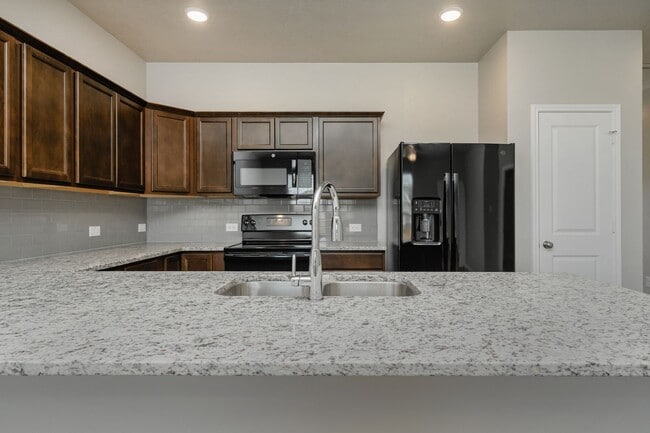 Building Photo - Bright & Cozy Townhome
