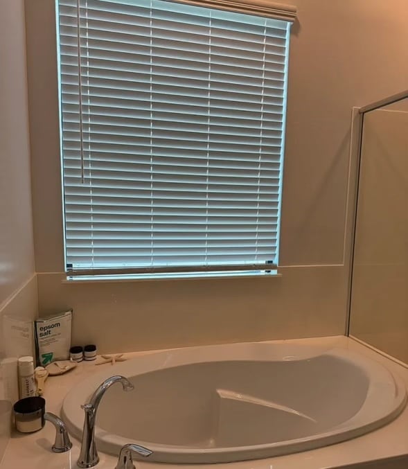 Master Tub - 835 E Hopi Trl