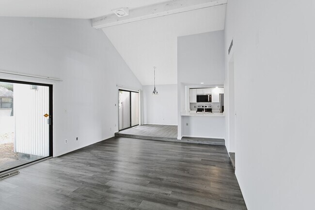 Building Photo - 2302A Melrose Dr