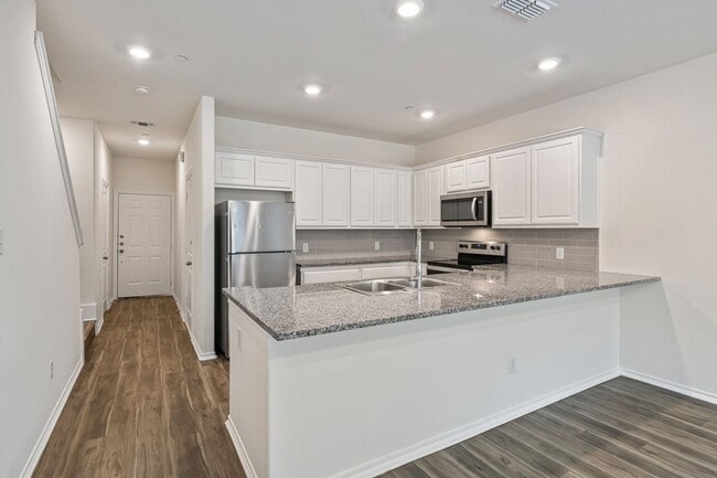 Building Photo - AVAILABLE NOW! 3 BEDROOM TRIPLEX LOCATED IN BONHAM, TEXAS!