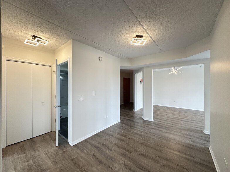 Building Photo - 5555 N Cumberland Ave