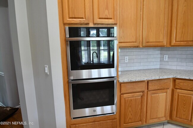 Building Photo - 925 Lotus Ln S