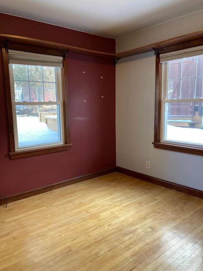 Building Photo - Amazing 4 Bedroom 2 Bathroom House with Garage!