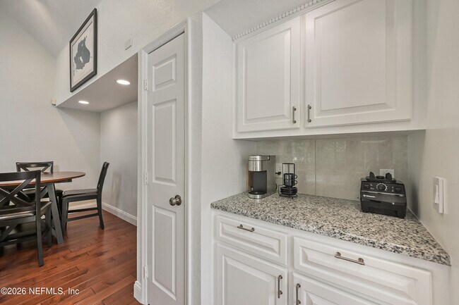 Building Photo - 13703 Richmond Park Dr N