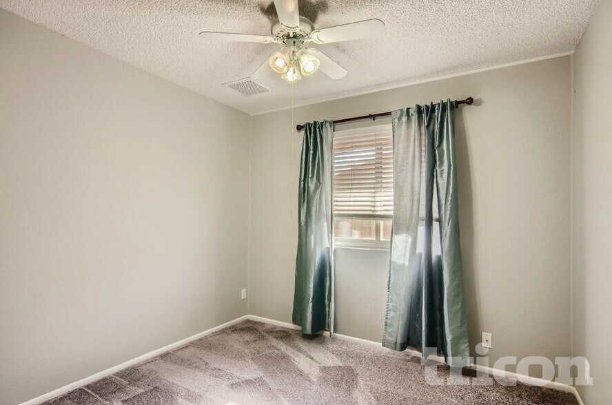 Building Photo - 2612 E Glade Ave