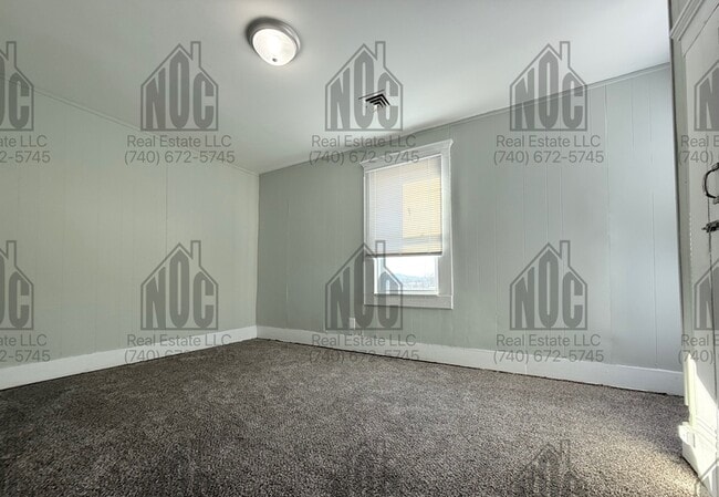 Building Photo - 1236 1/2-1236 1/2 E Locust St