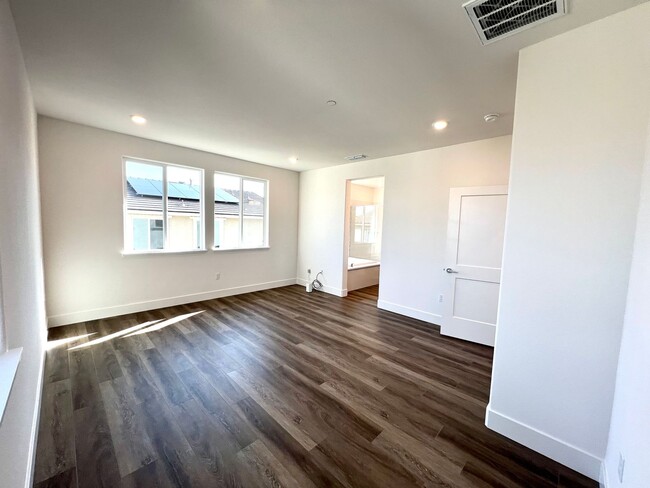 Building Photo - Gorgeous Nearly New Home With 4 Bed, 2.5 b...