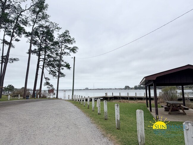Building Photo - 3 Bedroom Home in sought-after Poquito Bayou with Boat Ramp Access!