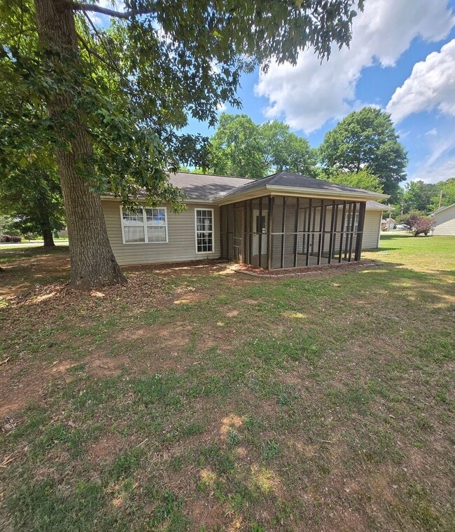 Building Photo - 213 Rosemary Ln