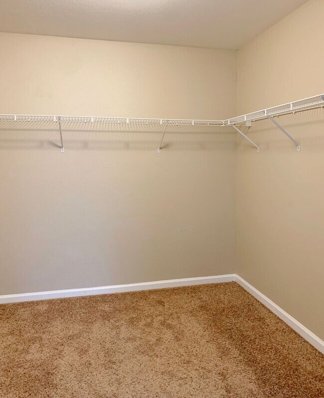 Building Photo - 4 Bedroom Home in Hollister