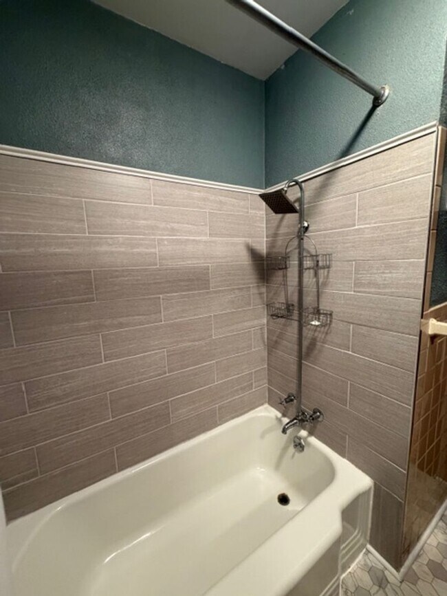 Building Photo - Charming 2 Bedroom 1 Bath house