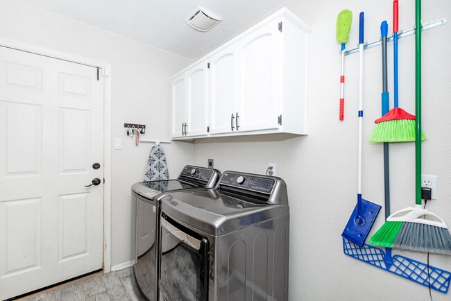 Building Photo - Pool home for rent June 1, 2025