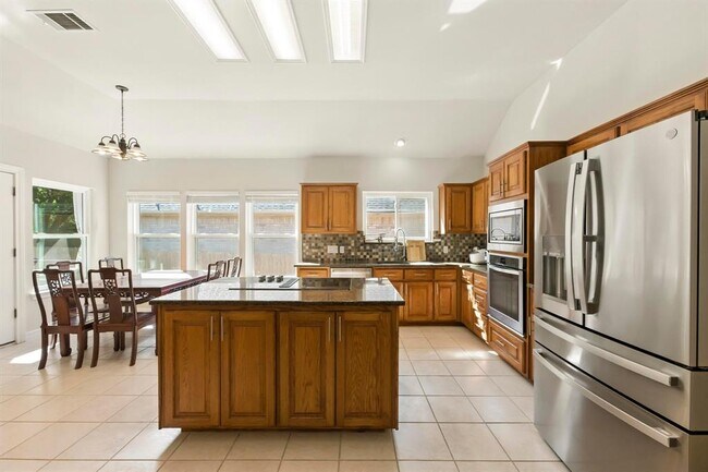 Building Photo - 9281 Scenic Bluff Dr