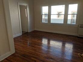 Building Photo - 206 N New Hampshire Ave