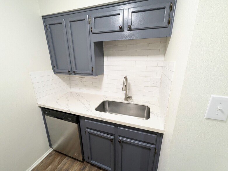 Building Photo - 402 Lee Dr