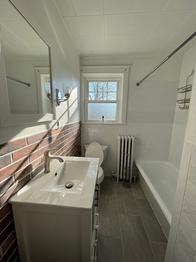 Building Photo - 714 3rd St