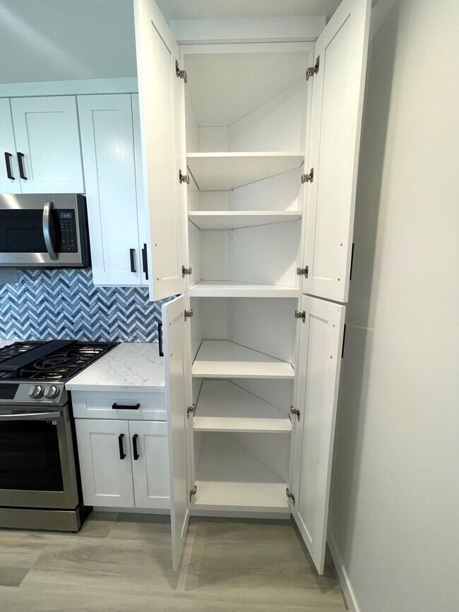 Building Photo - Remodeled Midtown Apartment- AC and Washer/Dryer!