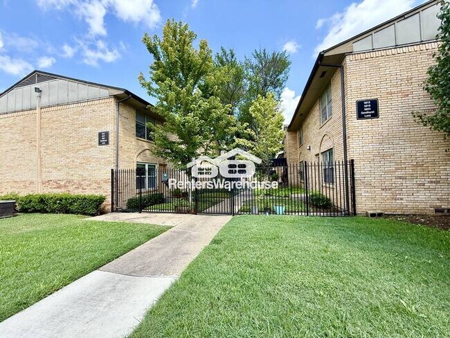 Building Photo - 2 Bed / 2 Bath Condo in Gated, Secluded Co...