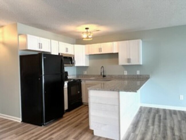 Building Photo - 500 Fairway Village Dr