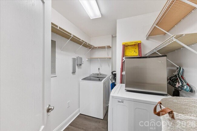 Building Photo - 401 N Church St