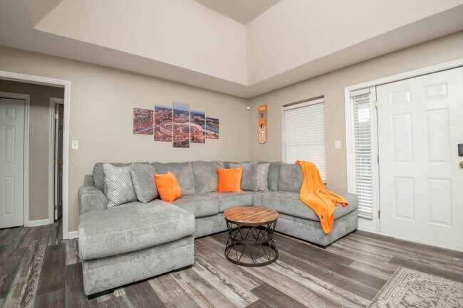 Building Photo - Knoxville 37916 - 3 bedroom, 2 bath condo in UT area, Short term rental considered @ $3400 a mont...
