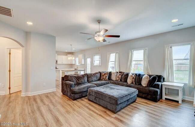 Building Photo - Single Family Home in Desirable Neighborhood