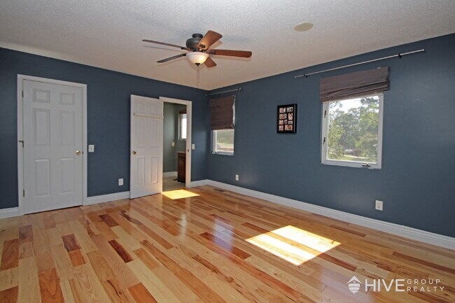 Building Photo - Bright and Spacious Home with a Fantastic Layout and Outdoor Space