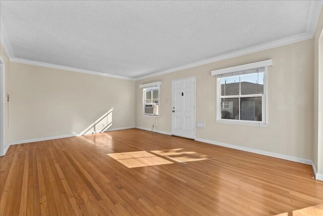 Building Photo - 5918 S Fairfax Ave